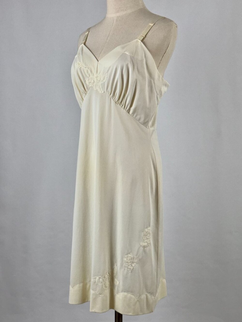 Vtg 70s Shadowline Cream Floral Applique Full Slip Sz 36 Nylon Scallop Stitching